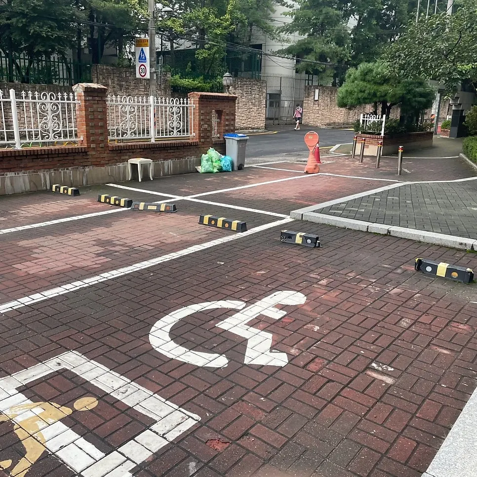 벽돌 포장 주차장의 장애인 주차구획 바닥 표시