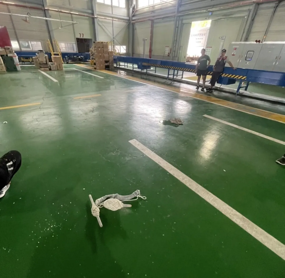 공장 내부 녹색 바닥 주차구획 작업 현장